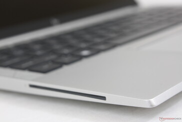 Material familiar de metal cinza fosco compartilhado entre a maioria dos modelos EliteBook