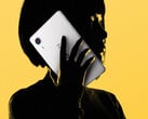 O Legion Y700 Infinite estará disponível, segundo informações, com até 16 GB de RAM e 1 TB de armazenamento. Na foto: imagem promocional mostrando a parte traseira do tablet)