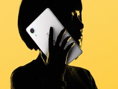 O Legion Y700 Infinite estará disponível, segundo informações, com até 16 GB de RAM e 1 TB de armazenamento. Na foto: imagem promocional mostrando a parte traseira do tablet)