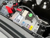A Tesla substituiu as antigas baterias de chumbo-ácido de 12V por baterias de íons de lítio apenas no ano passado (imagem: Teslascope)
