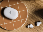 O Beats Studio Buds Plus vem em três opções de cores, incluindo Transparente. (Fonte da imagem: Apple)