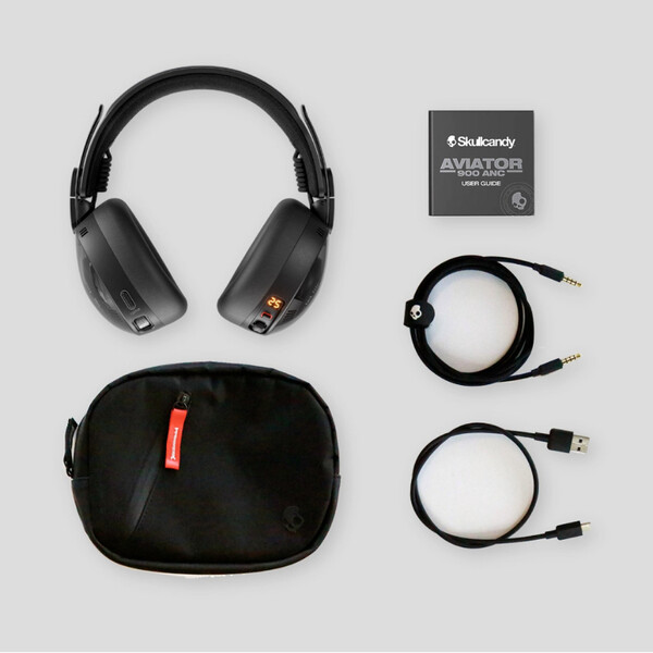 O Skullcandy Aviator 900 ANC vem com um cabo de carregamento e um cabo AUX. (Fonte da imagem: Skullcandy)