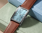 O relógio Timex 1976 Lexington Reissue Inspired, modelo TW2Y78900, com mostrador na cor azul gelo