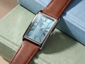 O relógio Timex 1976 Lexington Reissue Inspired, modelo TW2Y78900, com mostrador na cor azul gelo