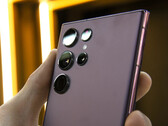 Parece que a Samsung dificilmente fará mudanças externas entre o Galaxy S22 Ultra, fotografado, e o Galaxy S23 Ultra. (Fonte da imagem: Zana Latif)