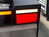 Os piscas do Cybertruck tiveram que ser ajustados para o padrão europeu (Fonte da imagem: EV Repair Garage/YT)