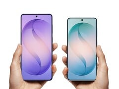 Em termos de tamanho de tela, o Galaxy S27 Pro deve ficar perfeitamente entre o Galaxy S26 Plus (à esquerda) e o Galaxy S26 (à direita), aqui ilustrados.