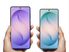 O Galaxy S27 Plus e o Galaxy S27 contarão com as mesmas câmeras para selfies que seus antecessores, ilustrados aqui.