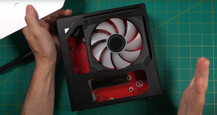 Basta remover dois parafusos e pés de borracha para acessar o par de slots M.2 2280 do EVO-X2. (Fonte da imagem: GMKtec)