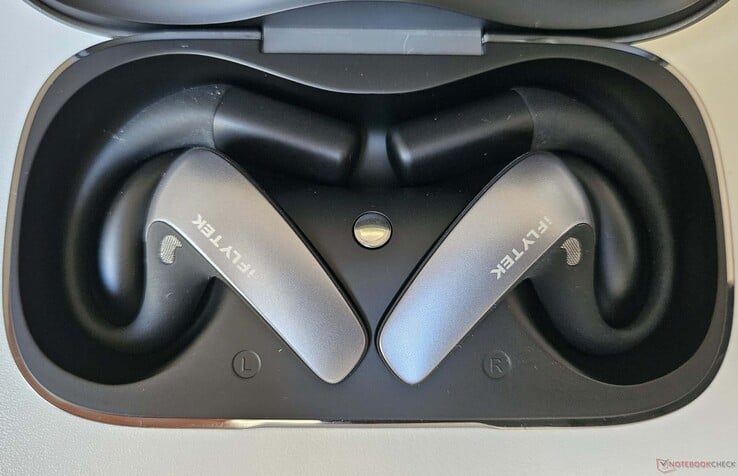 Assim como muitos fones de ouvido Bluetooth, esses fones com IA são carregados diretamente no estojo de transporte.