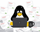 Um pinguim no estilo Tux sobrecarregado por relatórios de bugs gerados por IA que inundam o espaço de trabalho de um desenvolvedor de Linux.