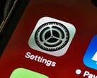 Plano aproximado de um ecrã de iPhone a mostrar o ícone da app Definições.