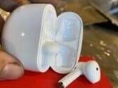 Os supostos "AirPods" apreendidos pela Alfândega dos EUA. (Imagem: USCPB)