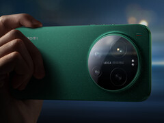 O Xiaomi 17 Ultra em uma de suas três cores de lançamento global.