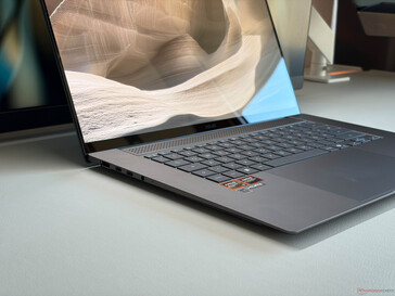 O Zenbook S16 convence com um chassi fino e excelente qualidade de construção.