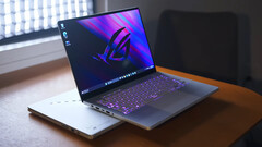 Dois dos seis SKUs do Asus ROG Zephyrus G14 2024 já estão disponíveis para compra (Fonte da imagem: NotebookcheckReviews no YouTube)