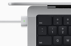 O MacBook Pro 16 só pode ser carregado rapidamente através do cabo MagSafe 3, por enquanto. (Fonte da imagem: Apple)