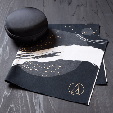 Apenas 200 proprietários selecionados aleatoriamente dos fones de ouvido Audio-Technica ATH-M50x ENSO receberão um estojo ENSO e um tecido furoshiki tingido de Kyoto. (Fonte da imagem: Audio-Technica)