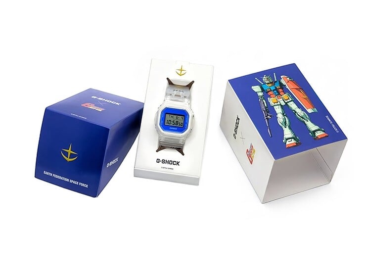 O relógio de edição limitada vem em uma embalagem especial decorada com a arte de Gundam e a marca da Força Espacial da Federação Terrestre.