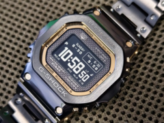 O Casio G-Shock GMW-BZ5000GD-1 (foto) parece ter asas um pouco mais esculpidas e bordas polidas do que as imagens anteriores mostravam. (Fonte da imagem: L&amp;amp;W no WatchUSeek)