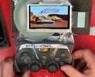 O PlayStation 2 slim portátil DIY 'Frankenstein' com uma unidade de disco exposta