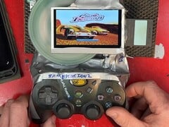 O PlayStation 2 slim portátil DIY 'Frankenstein' com uma unidade de disco exposta