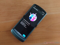 O Razr 5G tem um suporte de software pior do que alguns smartphones LG. (Fonte de imagem: NotebookCheck)