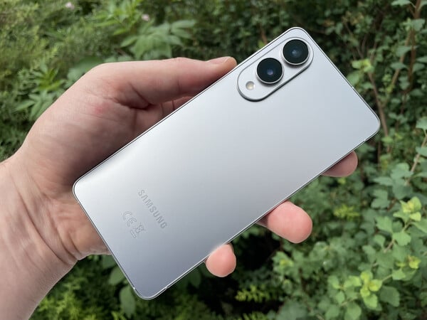 O Galaxy S25 Edge foi um dos smartphones ultrafinos lançados em 2025.
