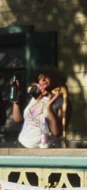 Uma mulher com uma iguana no ombro que parece estar vestindo sua própria roupa (captura de tela ampliada do GTA 6).