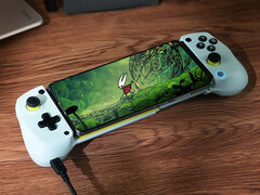 A versão 5.0 do GameHub também apresenta melhorias de desempenho. Na foto: Hollow Knight: Silksong rodando em um telefone Android. (Fonte da imagem: GameSir e Steam - editado)