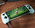 A versão 5.0 do GameHub também apresenta melhorias de desempenho. Na foto: Hollow Knight: Silksong rodando em um telefone Android. (Fonte da imagem: GameSir e Steam - editado)