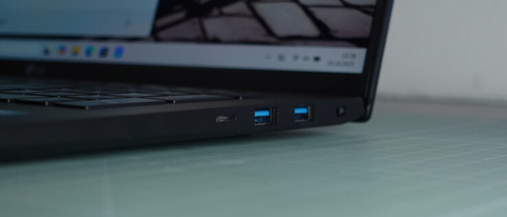 2 x USB-A 3.1, slot para trava Kensington