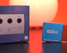 Uma captura de tela mostrando o Nintendo Gamecube ao lado do minúsculo Nintendo Kawaii Wii do tamanho de um chaveiro