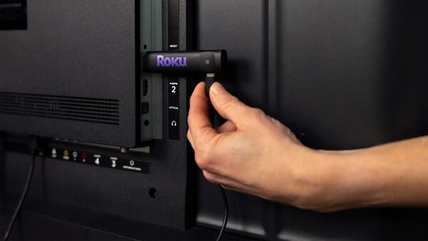 O Roku Streaming Sticks 2025 tem um design fino e pode ser alimentado pela porta USB da TV. (Fonte da imagem: Roku)