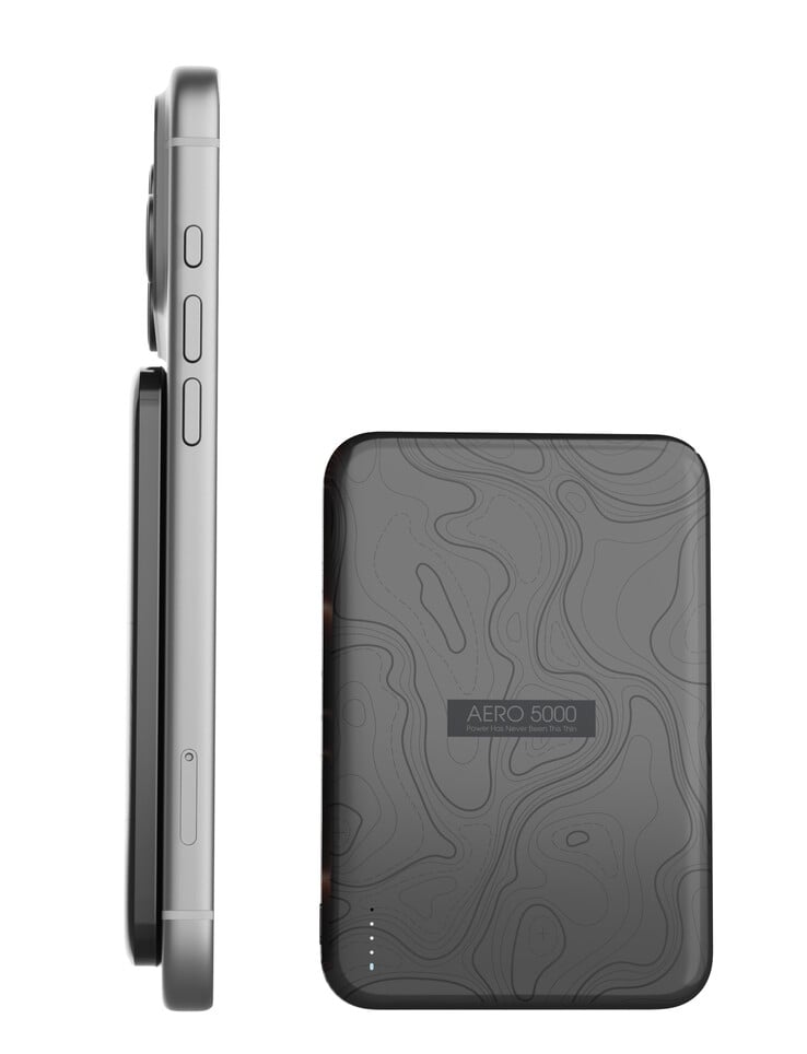 O carregador portátil Tessan Aero 5000 carrega magneticamente celulares compatíveis com MagSafe.