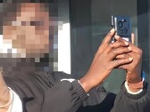 Fotos de espionagem do suposto Xiaomi 17 Ultra com uma capa protetora surgiram na China, e também há notícias sobre o modelo global. (Fonte da imagem: Weibo, editado)