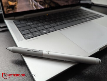 HP Active Pen G3 apoiada magneticamente no apoio para as mãos