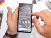 O Pixel 7a resiste bem a arranhões, queimaduras e dobras. (Fonte da imagem: JerryRigEverything)
