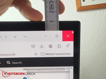 O painel de vidro tem aproximadamente 1 cm de borda em cada lado