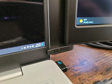 Parte inferior direita da tampa do laptop com o extensor FOPO conectado
