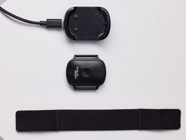 O kit EVOLVE MVMT inclui um sensor, uma pulseira e um carregador. (Fonte: EVOLVE MVMT)