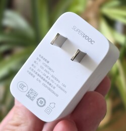 Oppo Pad 4 Pro: adaptador de energia de 67 W