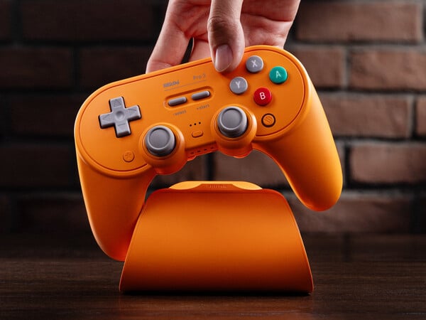 O 8BitDo Pro 3 laranja também está disponível na Europa e no Reino Unido. (Fonte da imagem: 8BitDo)