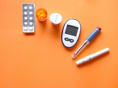 Uma caneta de insulina, instrumentos de medição para diabéticos e alguns medicamentos (Fonte da imagem: Towfiqu barbhuiya via Unsplash; cortado)