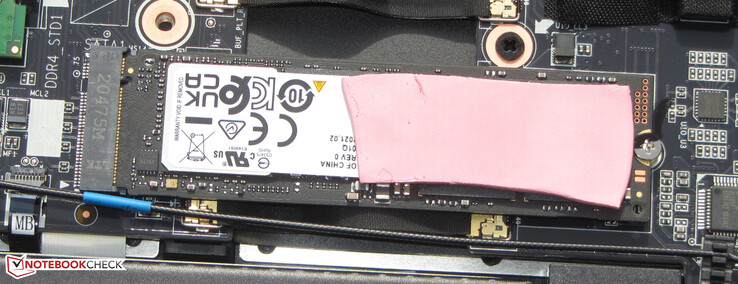 Um SSD NVMe serve como acionamento do sistema.