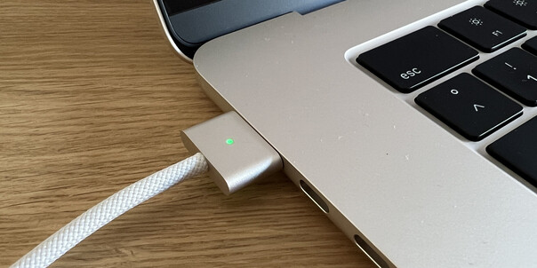 O MagSafe tem boa aparência e é totalmente fácil de usar (Fonte da imagem: Notebookcheck - editado)