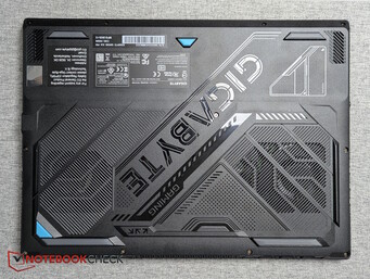 A16 Pro: Também não há diferenças na parte inferior