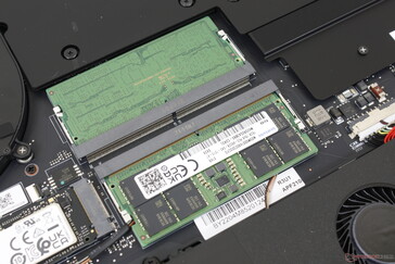 Slots acessíveis 2x DDR5 SODIMM SODIMM. Não podemos notar nenhum ruído eletrônico ou lamentação da bobina de nossa unidade de teste