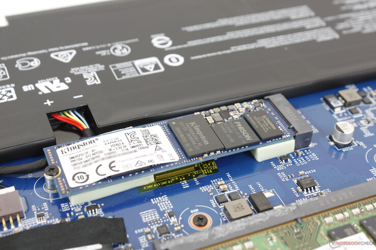 Apenas um slot de armazenamento interno disponível, enquanto o Bravo do ano passado pode conter até dois M.2 SSDs