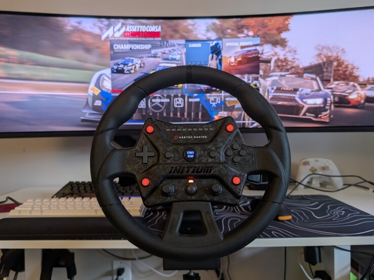 Volante Asetek Initium com Assetto Corsa Competizione no PC.